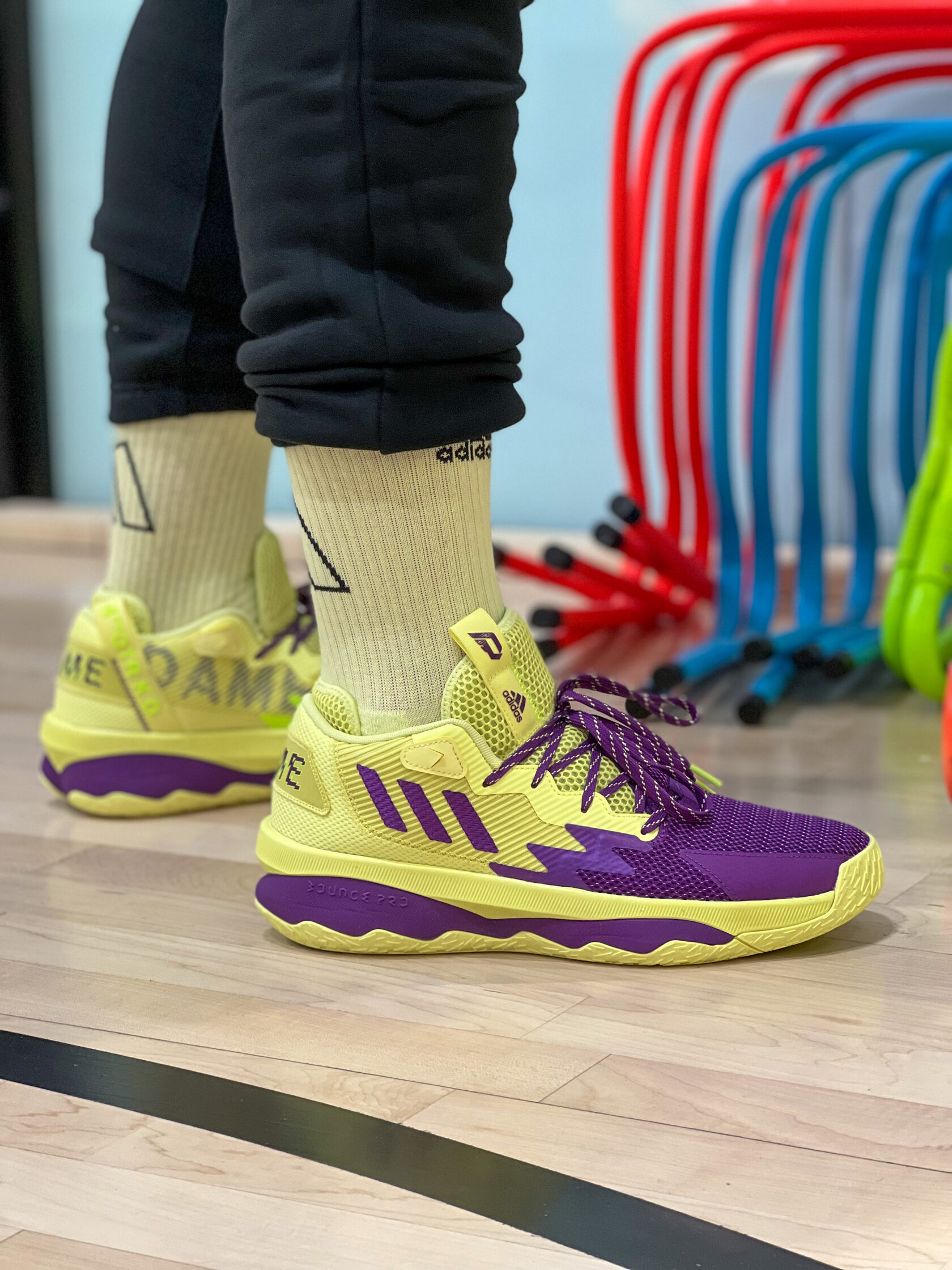 Yellow store dame 4